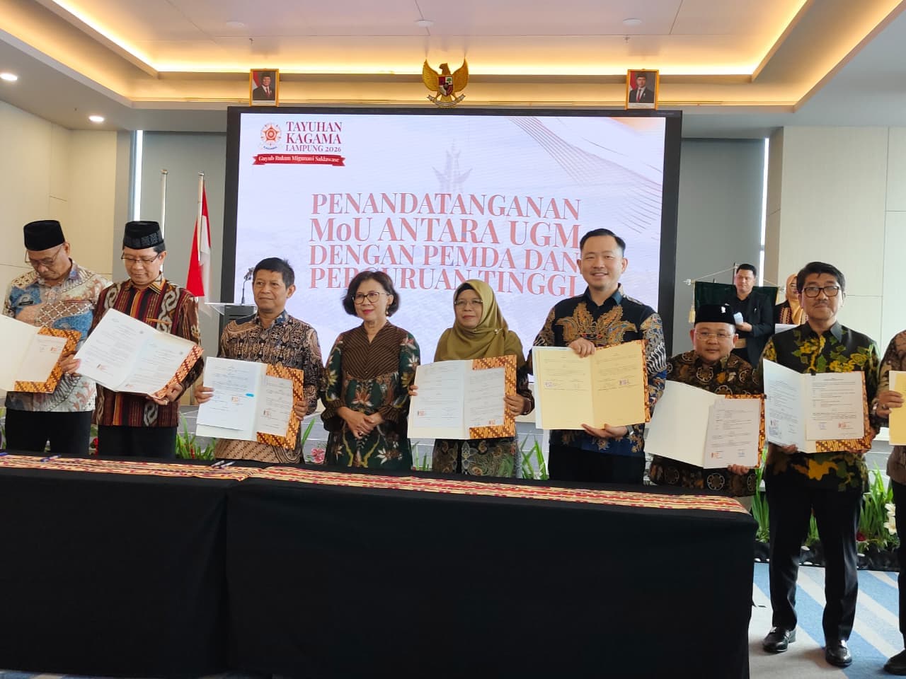 Universitas Indonesia Mandiri (UIMandiri)   menandatangani Memorandum of Understanding (MoU) atau Nota Kesepahaman dengan Universitas Gadjah Mada (UGM) dalam rangkaian Tayuhan KAGAMA Lampung 2026